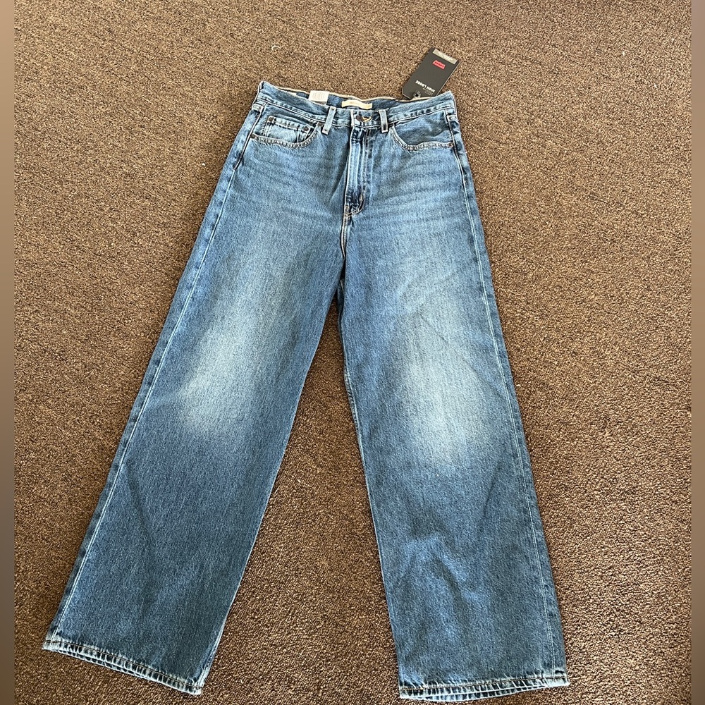 LEVI’s NWT HIGH LOOSE WIDE LEG SIZE 30